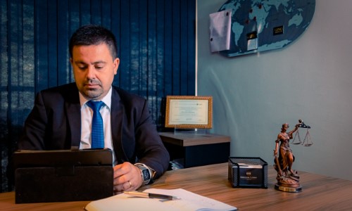Uso de Imagens de Terceiros: Navegando por Direitos Autorais e Riscos Legais